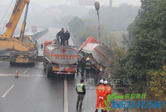 20吨柴油罐车高速公路侧翻 德阳消防5小时排险