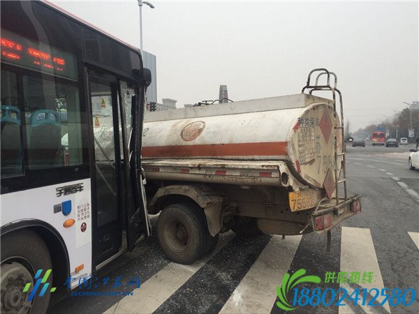 南京一公交车撞上油罐车 致一大学生被玻璃擦伤