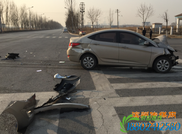 惊险！私家车撞上水泥搅拌车