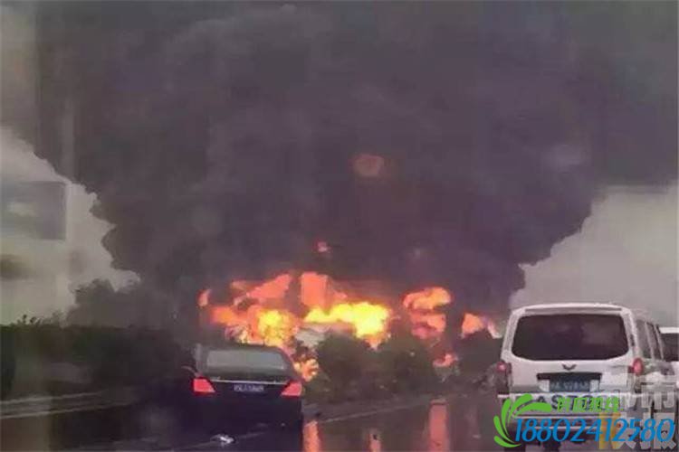 西禹高速蒲城孙镇段一油罐车爆炸 一人死亡