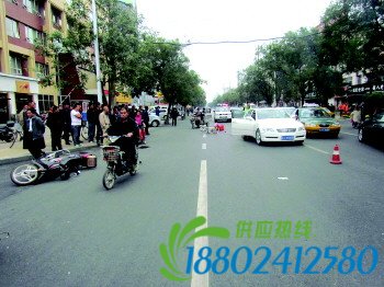 男子无证醉酒骑无牌摩托连撞两车欲逃跑被抓获