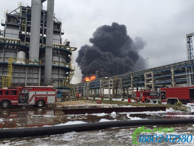 福建漳州PX工厂爆炸事故 最后一座油罐正全力扑灭