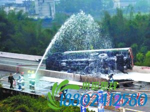 载23吨汽油油罐车泄漏