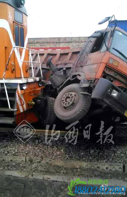 重型货车与火车相撞被推行200米无人伤亡(图)
