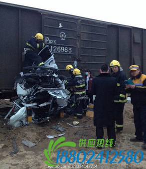 西安一轿车与火车相撞 轿车面目全非（组图）