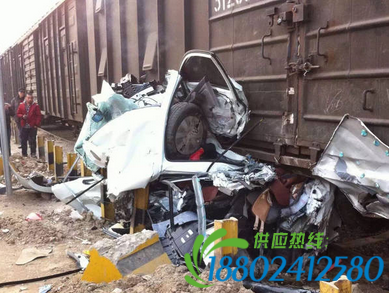 西安一轿车与火车相撞 轿车面目全非（组图）