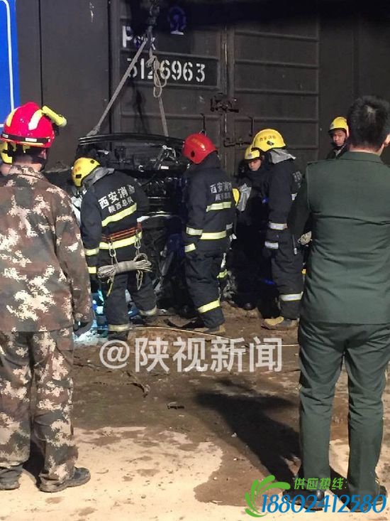 鱼化寨汽车产业园一火车与汽车相撞，一人被困。