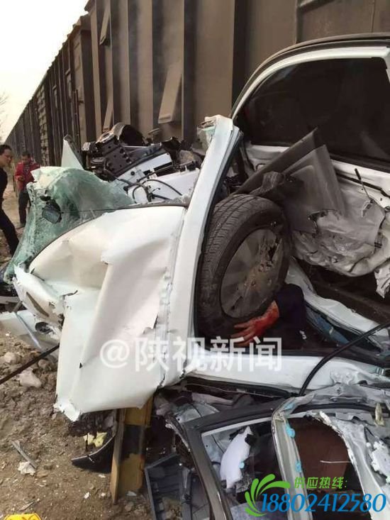 鱼化寨汽车产业园一火车与汽车相撞，一人被困。