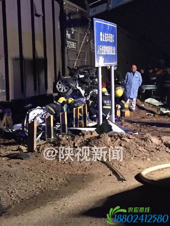 鱼化寨汽车产业园一火车与汽车相撞，一人被困。