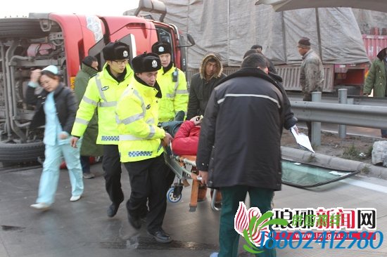 临沂一重型罐式半挂车侧翻 司机被困驾驶室(图)