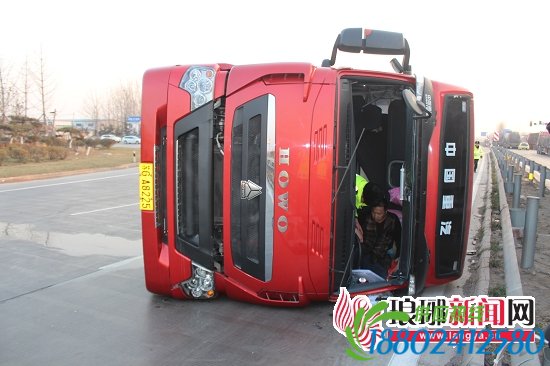 临沂一重型罐式半挂车侧翻 司机被困驾驶室(图)
