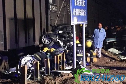 实拍：西安一汽车与火车相撞被卷入车底 救援长达3小时