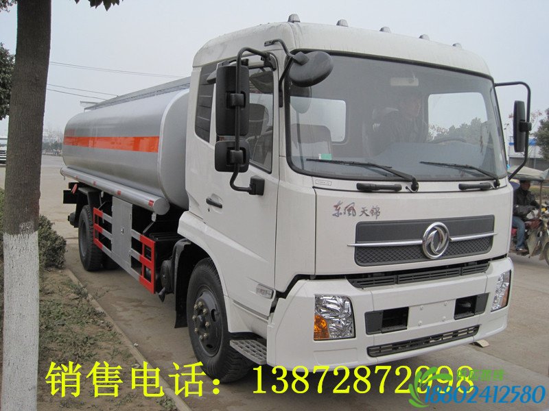 可同时装柴油和汽油的油罐车