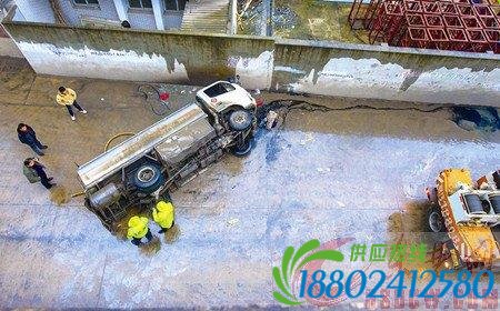 油罐车侧翻致2人轻微伤所幸当时并未装载柴油