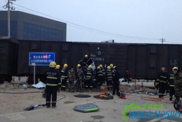 西安轿车火车相撞：被困人员腰部以下全部被卡
