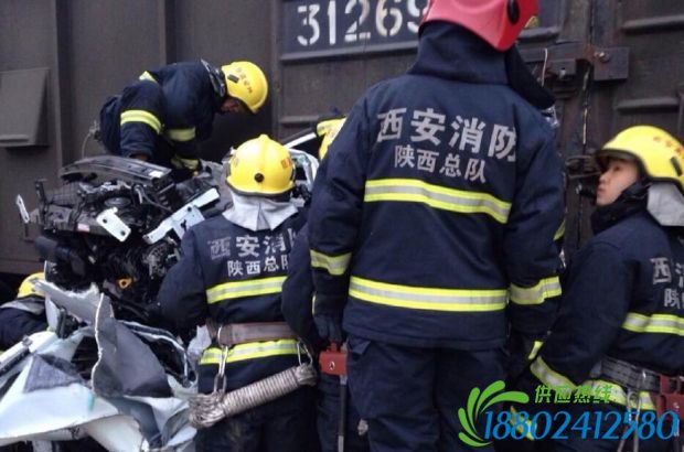 西安轿车火车相撞：被困人员腰部以下全部被卡