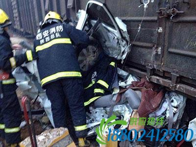 西安一轿车与火车相撞 被困人员奇迹生还