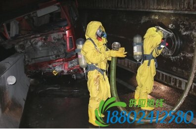下坡刹车时遇到冰面 一辆油罐车发生侧翻泄漏