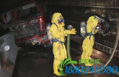 油罐车高速路下坡刹车时遇到冰面 侧翻泄漏