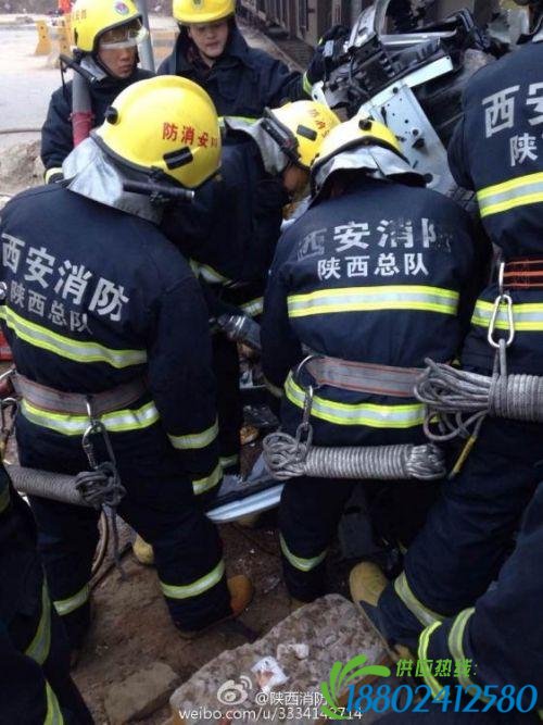 一轿车与火车相撞 轿车扭曲变形面目全非