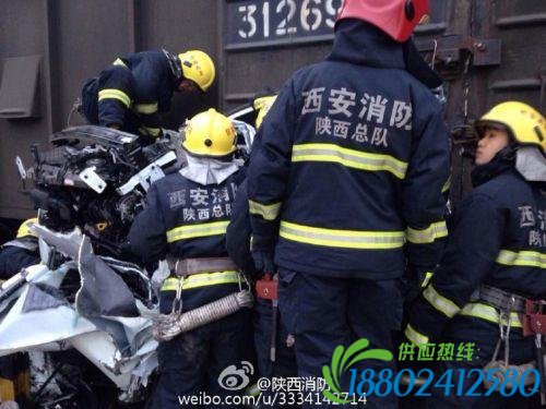 一轿车与火车相撞 轿车扭曲变形面目全非