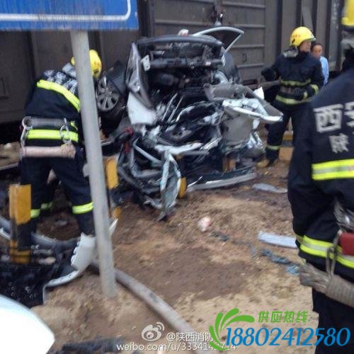 一轿车与火车相撞 轿车扭曲变形面目全非