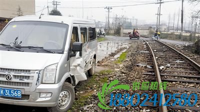 分宜发电厂铁路专用线林业局道口，近日再次引起关注。1月18日，运煤火车撞上一辆路经铁道口的小面包车，幸亏司机见势不妙及时跳车，才得以逃生……铁道口为何10余年都无人值守？如今，每天成百上千居民路经铁道口，安全隐患何时才能消除？为此，记者进行了采访。
