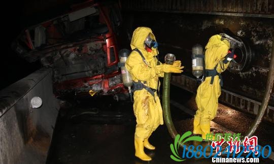 福建三明：冰雪天气造成30吨柴油罐车侧翻泄漏