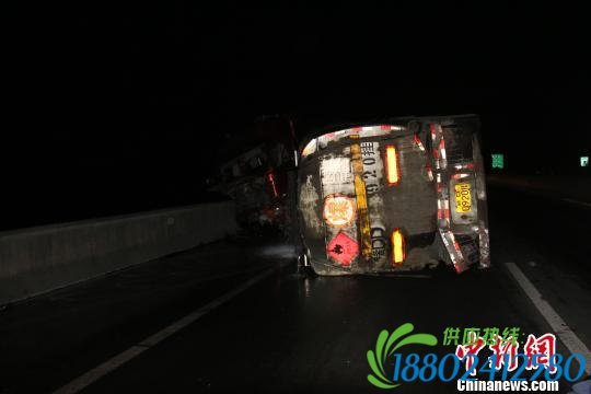 福建三明：冰雪天气造成30吨柴油罐车侧翻泄漏