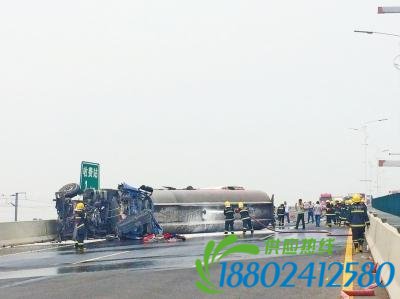 油罐车郑新黄河大桥上侧翻 油品泄漏1人受伤