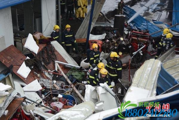 四川泸州一汽修厂罐车发生爆炸已致2死2伤