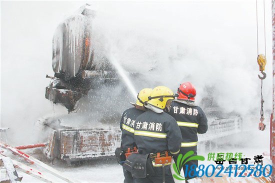 高速路上油罐车着火 庆阳消防及时扑救