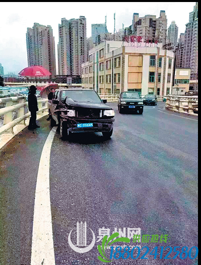 泉州田安大桥油罐车漏油 致多车打滑三车刮擦
