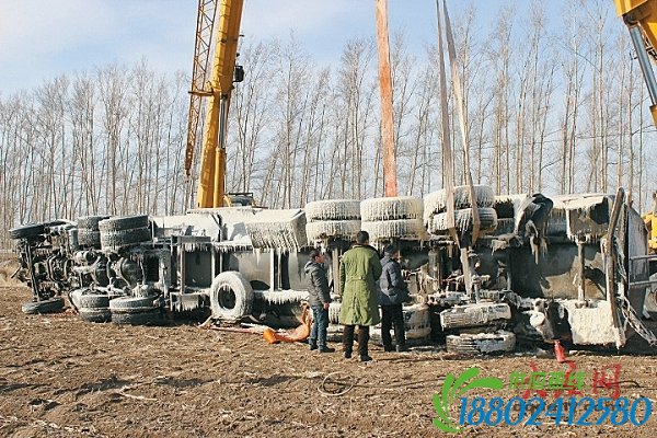 43吨油罐车侧翻致严重泄漏驾驶员被困 现场达致爆极限
