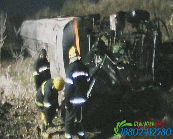 43吨油罐车侧翻致严重泄漏驾驶员被困 现场达致爆极限