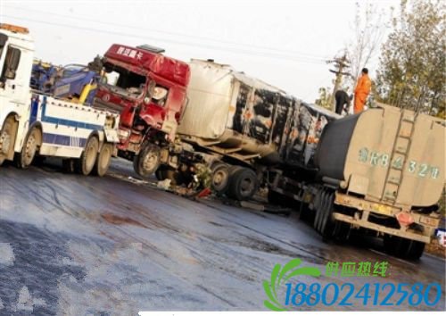 事故车(中)正往另一辆油罐车里倒油