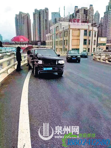 泉州田安大桥引桥路段:油罐车漏油 致多车打滑