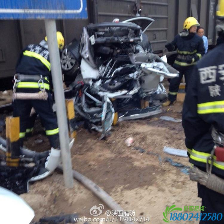 西安一轿车与火车相撞 轿车面目全非