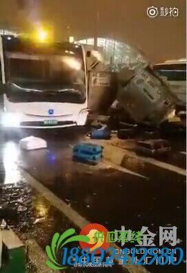 浦东机场多车连撞