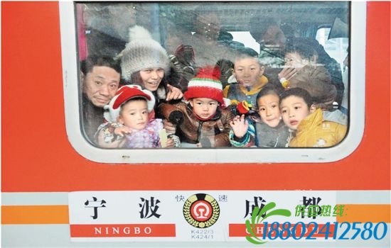 1月24日早晨5时起，铁路宁波站，大批旅客冒着严寒进站候车，踏上回乡路。