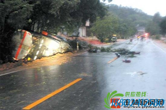 玉林：油罐车与摩托相撞后侧翻 摩托车司机当场死亡