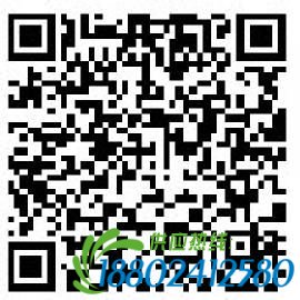 时报2月3日讯3日凌晨2:00左右，二环西路经六路延长线路口发生一起车祸：一辆黑色轿车钻进油罐车车底。幸亏车头撞上备胎，驾驶员受轻伤。
