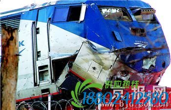 客运火车与货运列车相撞后