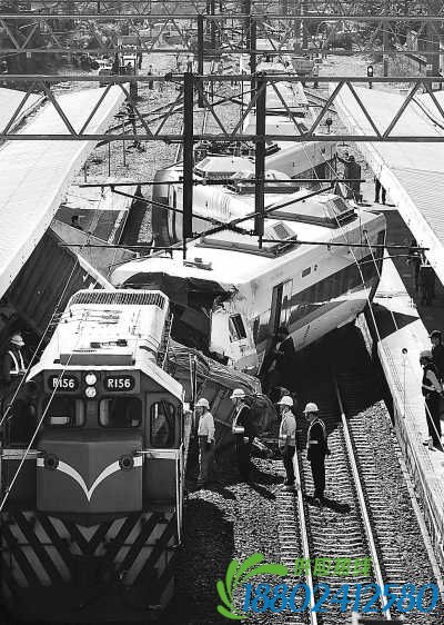 ...列车与一辆闯越道口的砂石货车相撞,造成前三节车厢出轨,救援...