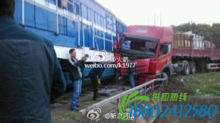 洛阳一列货运火车与大货车发生碰撞事故 