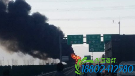...北京北六环与京新高速桥附近,一辆油罐车起火,现场黑烟滚滚,接...