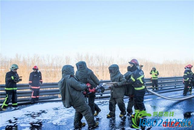 北京6环30吨油罐车起火爆炸 温度高达几百度周围处浓烟滚滚