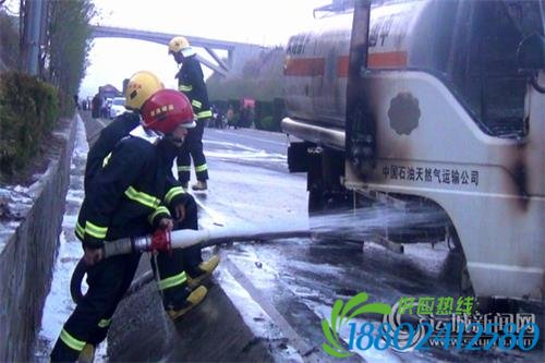 万荣： 油罐车因电线短路导致着火