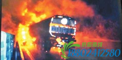 油罐车车头和罐体前半部起火，路面上流淌着大量燃烧的柴油消防供图