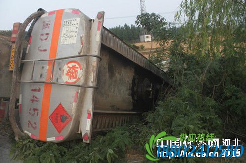 油罐车爆胎漏油斜躺路边 邯郸消防迅速排险